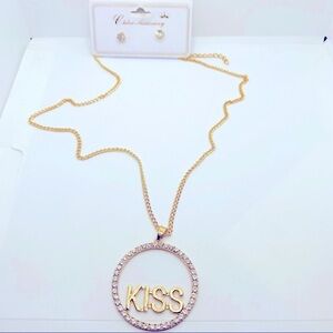 NWT Necklace Kiss Crystal in gold tone.